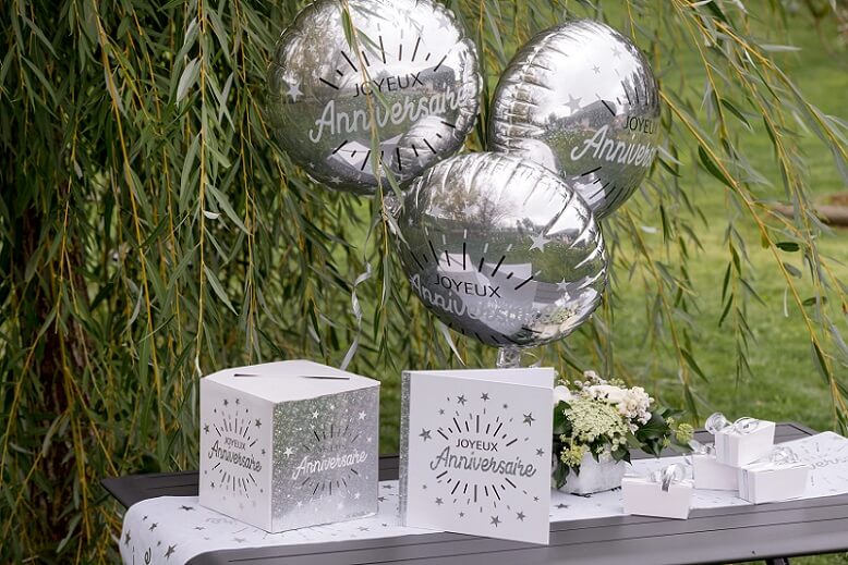 Decoration urne joyeux anniversaire blanc et argent metallique