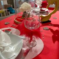 Decoration verre a pied mariage plume rouge