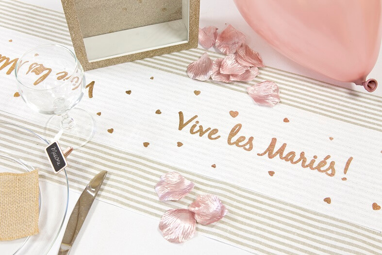 Decoraton mariage vive les maries rose gold et blanc avec chemin de table