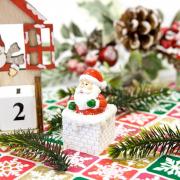 1 Père Noël dans une cheminée en résine de 5 cm pour décoration REF/DEK0390