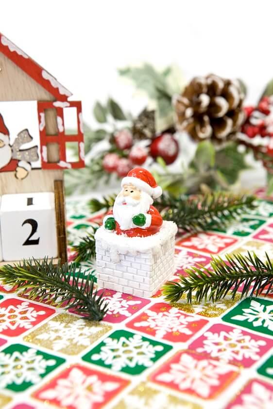 Dek0390 decoration pere noel sur cheminee en resine