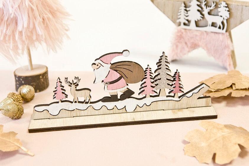 Dek0591 rose decoration pere noel dans la foret