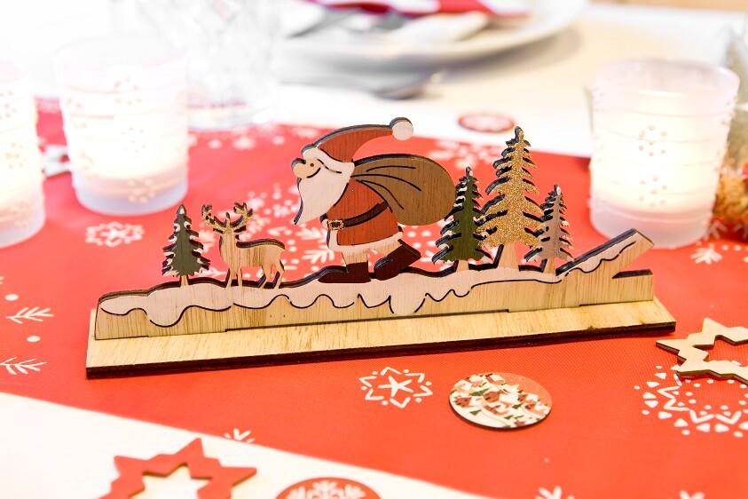 Dek0591 rouge decoration pere noel dans la foret