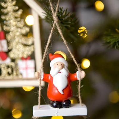 Suspension décorative de 1 père Noël sur sa balançoire 14 x 5.5 cm REF/DEK0592