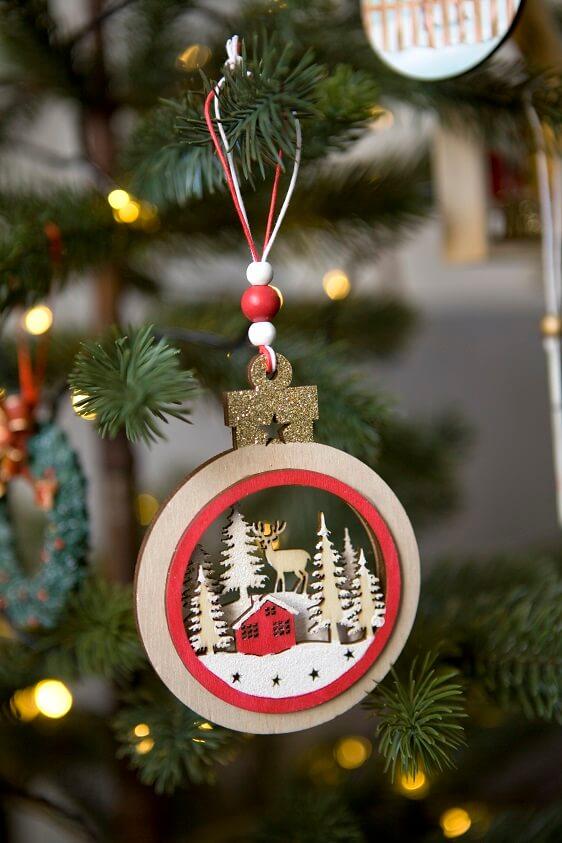 Dek0636 suspension decorative village de noel en bois rouge et naturel