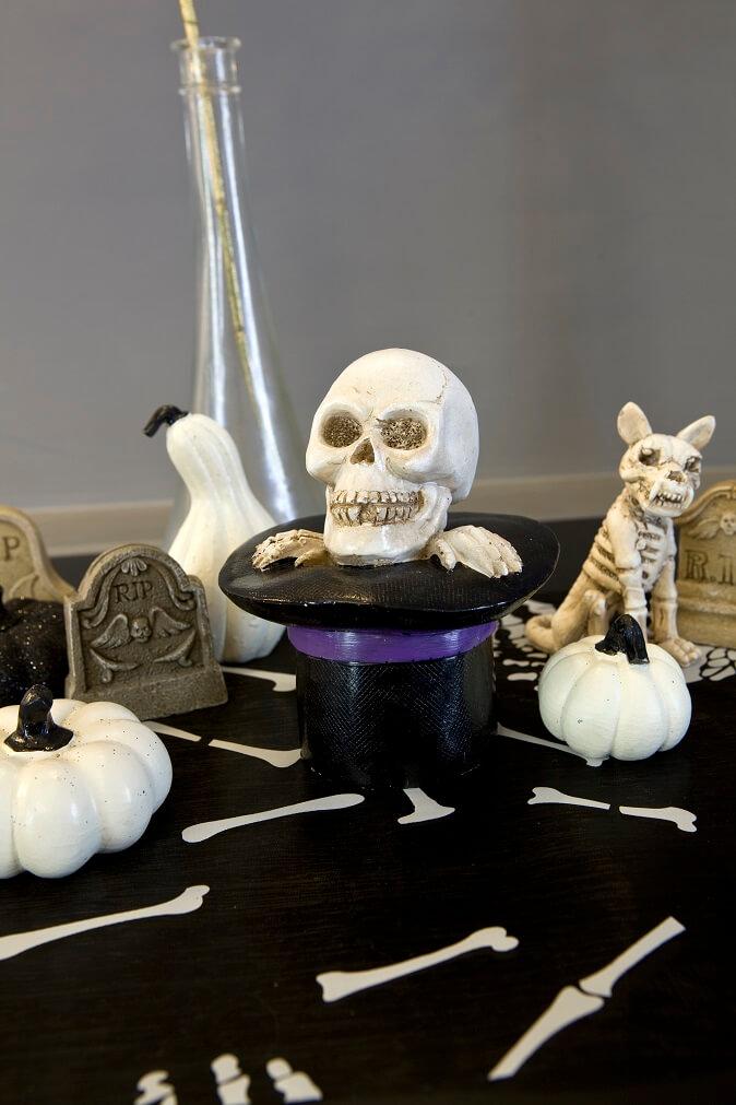 Décoration Halloween avec crâne dans son chapeau REF/DEK0777