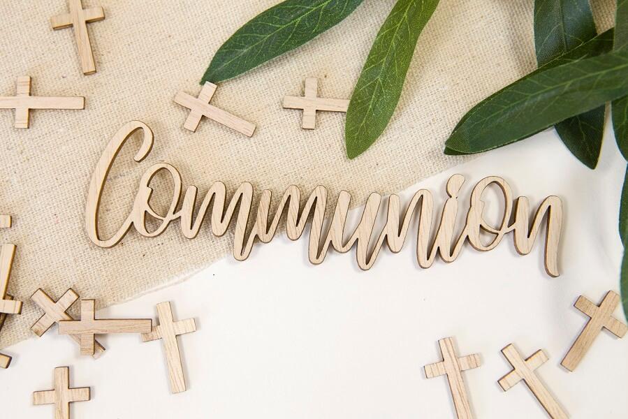 Dek0949 decoration de table en bois a parsemer lettre communion