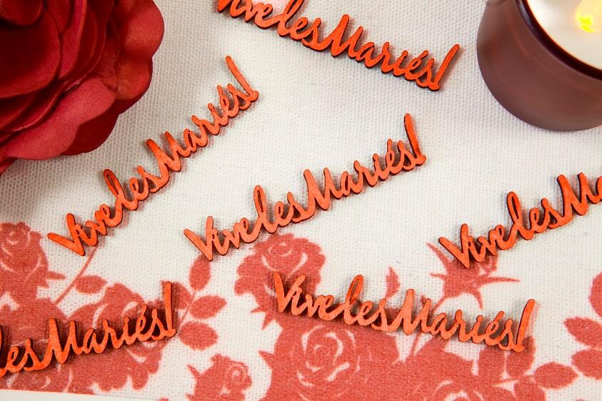Dek0990 decoration de table mariage lettre vive les maries rouge a parsemer