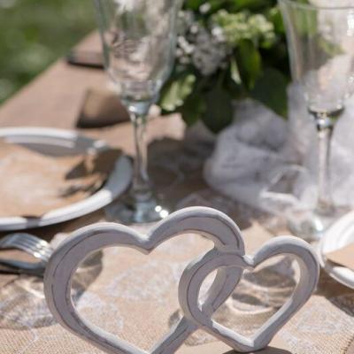 Decoration de table mariage coeurs en bois