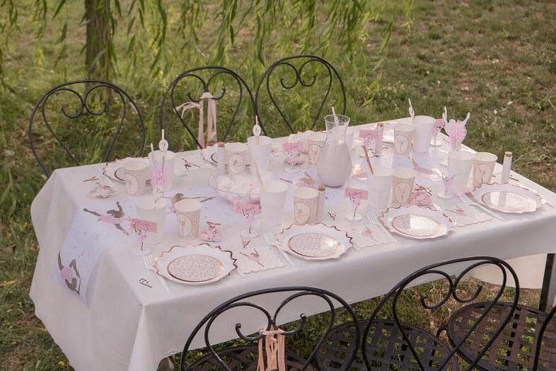 Dressage de table avec nappe blanche elegante 25 metres