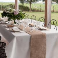 Dressage de table elegante avec nappe blanche 25 metres