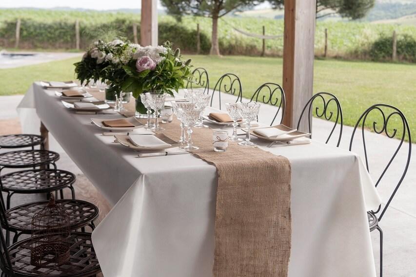 Dressage de table elegante avec nappe blanche 25 metres