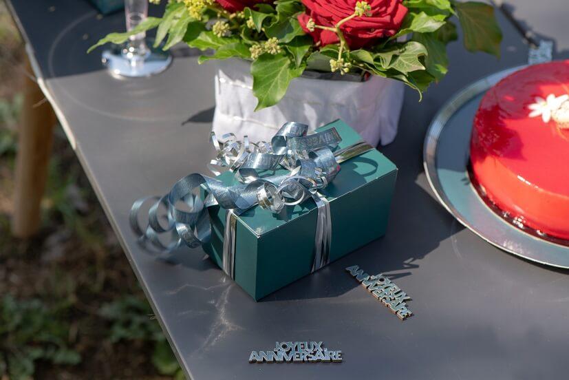 Emballage ballotin de chocolat avec bobine ruban bolduc bleu canard argent