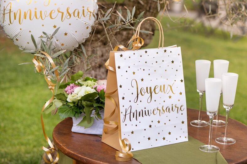 Emballage cadeau anniversaire blanc et or