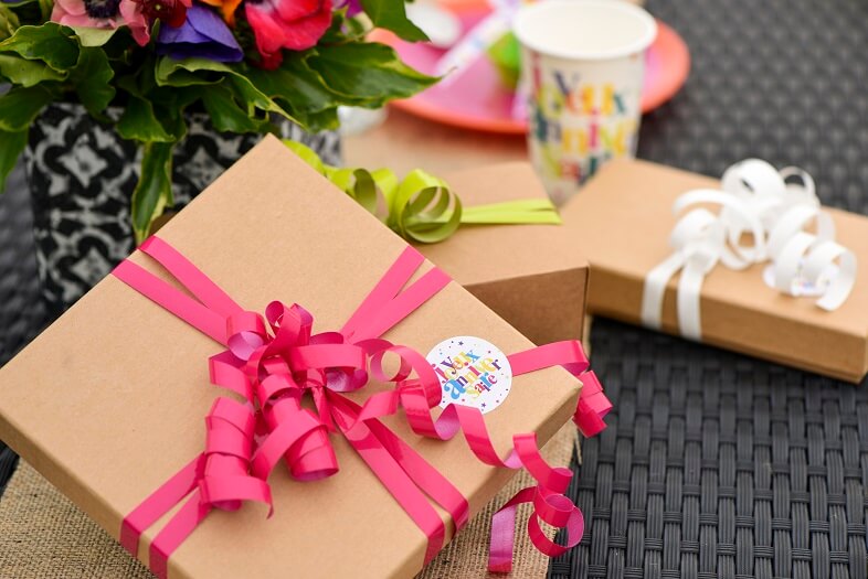 Emballage cadeau anniversaire blanc