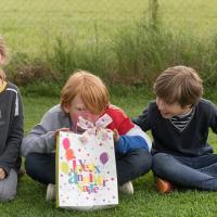 Emballage cadeau anniversaire multicolore