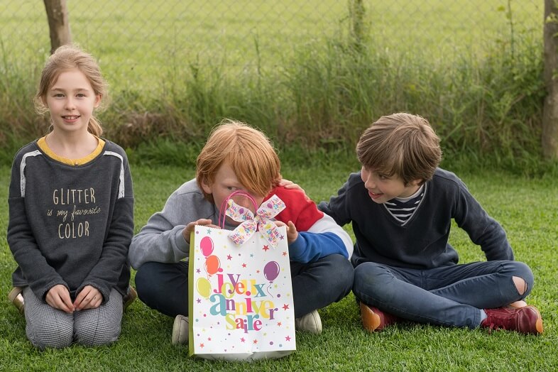 Emballage cadeau anniversaire multicolore