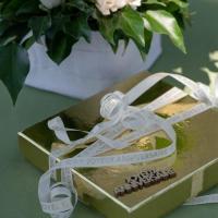 Emballage cadeau avec bobine ruban bolduc blanc et dore or