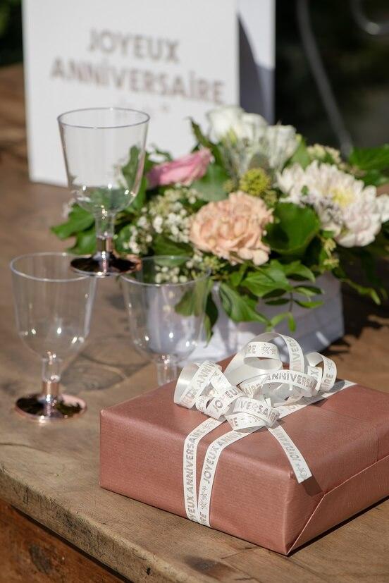 Emballage cadeau avec bobine ruban bolduc blanc et rose gold