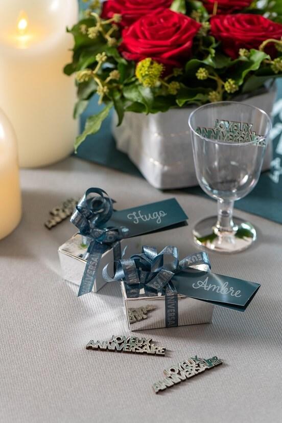 Emballage cadeau avec bobine ruban bolduc bleu canard et argent