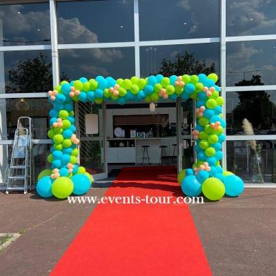 Decoration entree de porte avec arche en ballons organique multicolore annee 80 disco