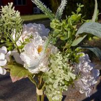 Fbo4305 decoration bouquet de fleur avec roses blanc et vert