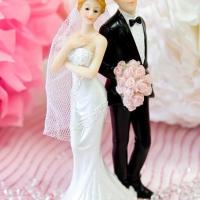Figurine de mariage couple de maries romantique et bouquet de fleur