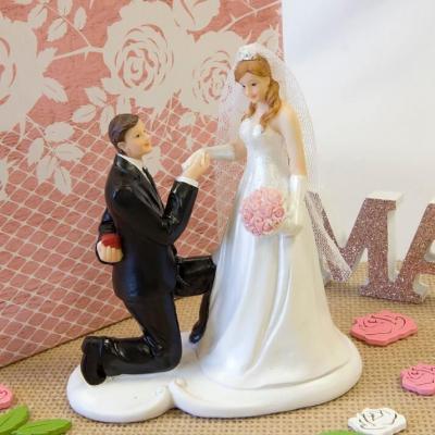 Figurine gâteau de mariage avec couple de mariés cage d'amour 13.5cm (x1) REF/SUJ4994