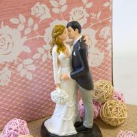 Figurine mariage couple de maries sembrassant tendrement