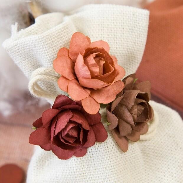 Créez des fleurs en papier et en tissu pour un enterrement