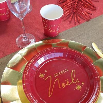 Decoration de table noel avec gobelet rouge dore or