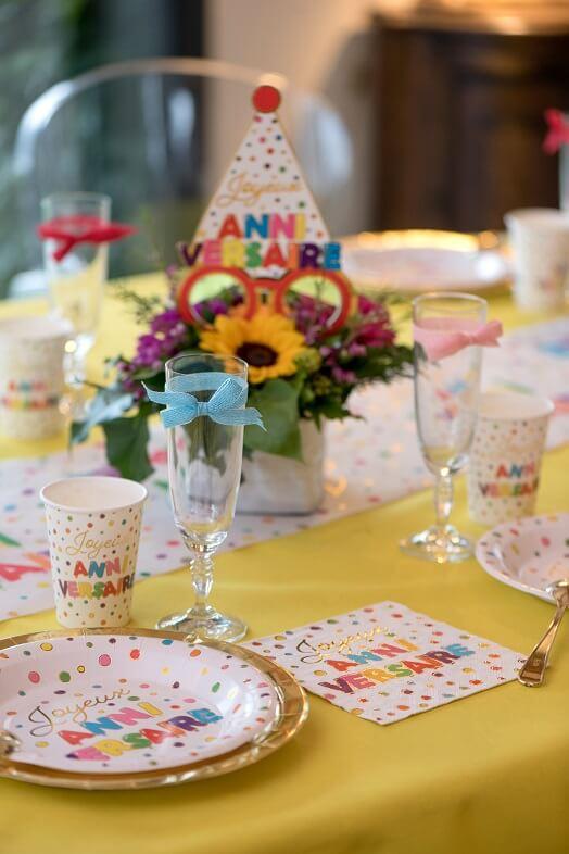 Gobelet multicolore joyeux anniversaire en carton