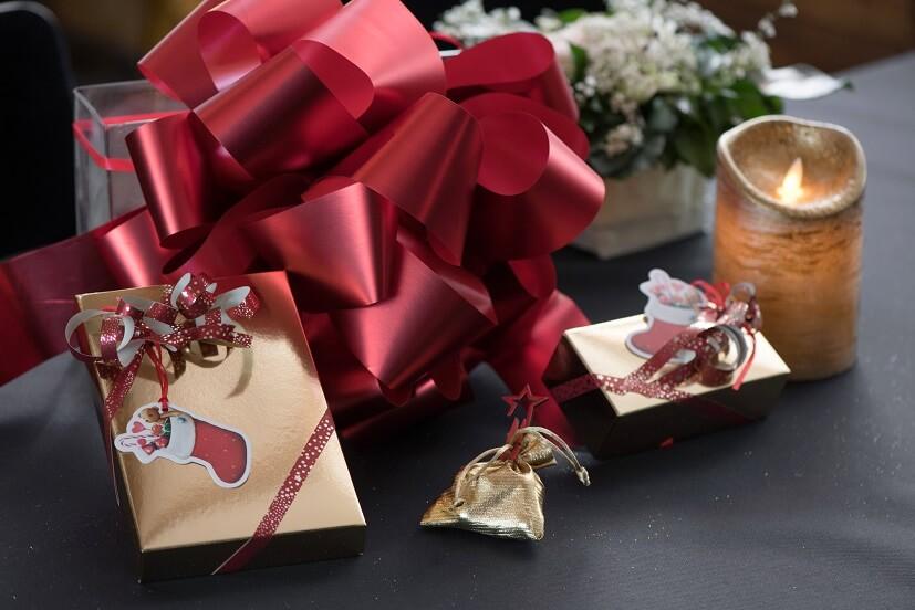 Grand noeud geant rouge metallique