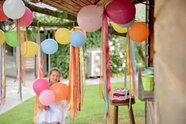 Jeu amusant pour enfants avec des ballons