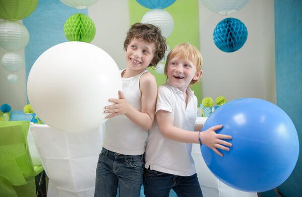 Jeu avec des enfants en utilisant des ballons