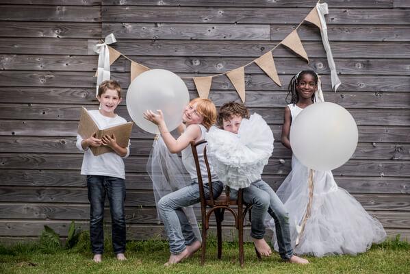 Jeux avec des enfants en utilisant des ballons