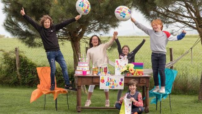 Jeu amusant avec ballon en latex : Course aux pots.