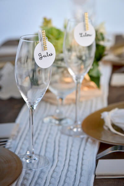 Marque place avec decoration de verre blanc