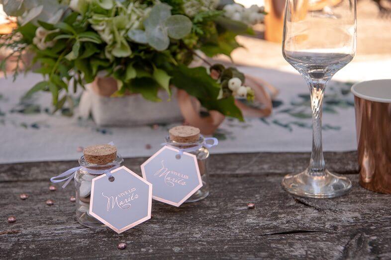 Marque place mariage blanc et rose gold vive les maries