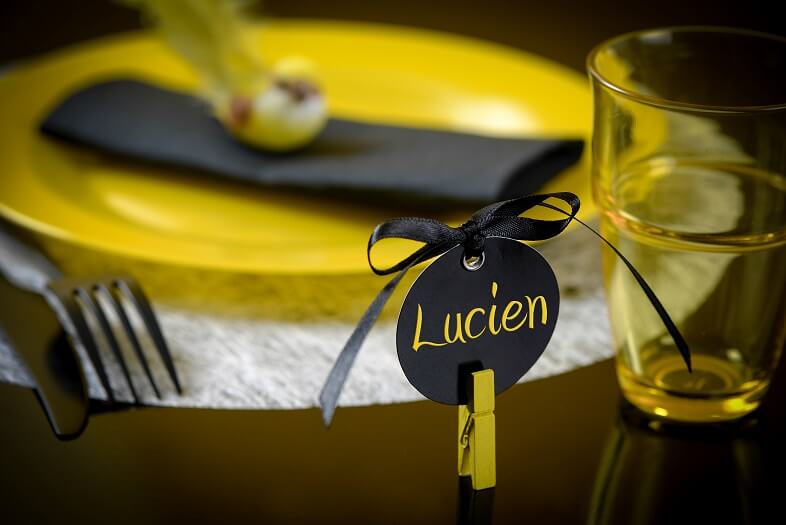 Marque-place original en noir et vert.