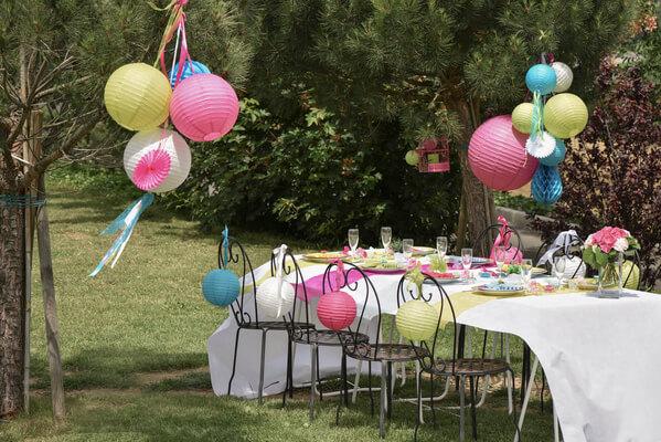 Nappe, verres, guirlandes fluorescents pour anniversaire