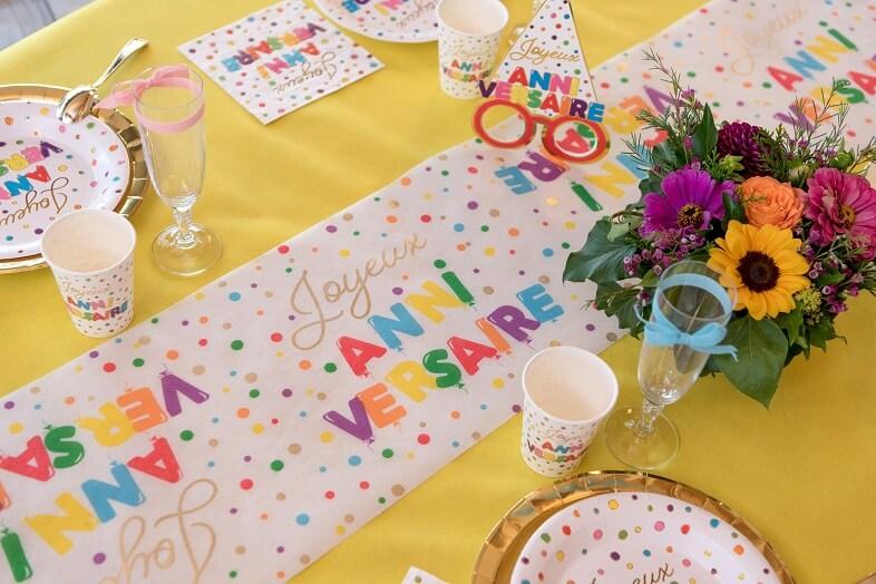 Décoration de table Joyeux anniversaire pour 10 personnes.