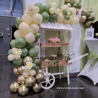 Prestation de service d'une guirlande organique personnalisable en ballons et chariot Candy Bar REF/PES-369