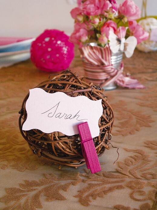 Pince fuchsia en bois