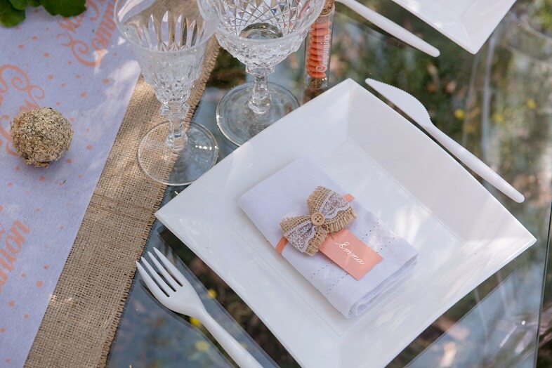 Pliage de serviette avec noeud en dentelle et en jute