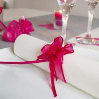 Pliage de serviette avec noeud fuchsia