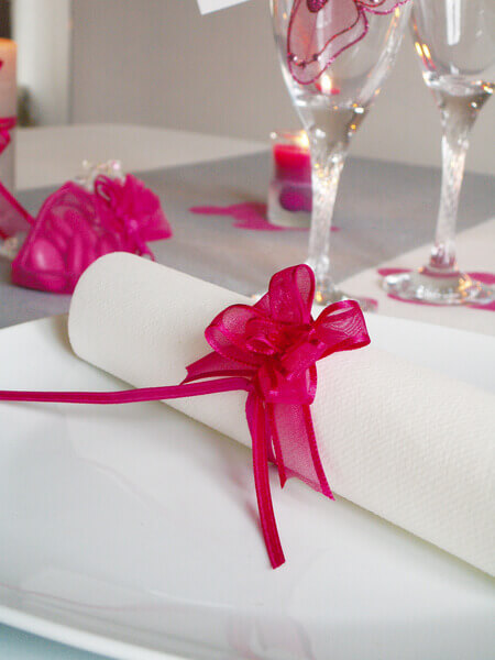 Pliage de serviette avec noeud fuchsia