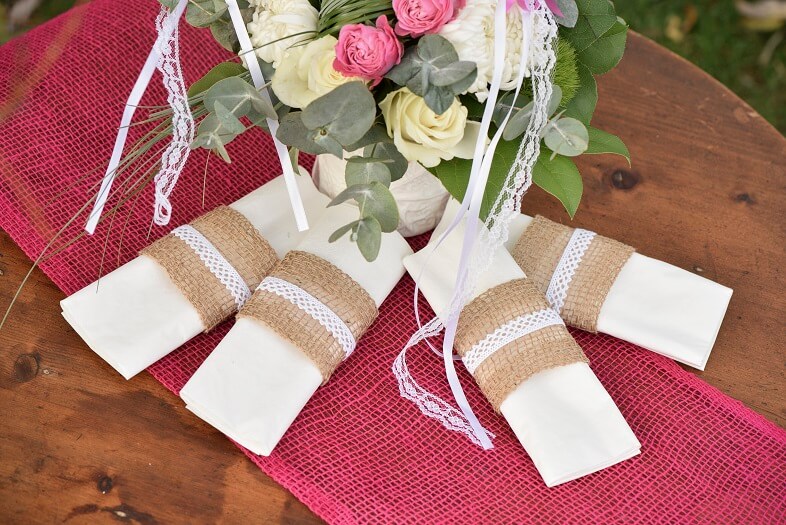 Pliage de serviette avec ruban dentelle blanc