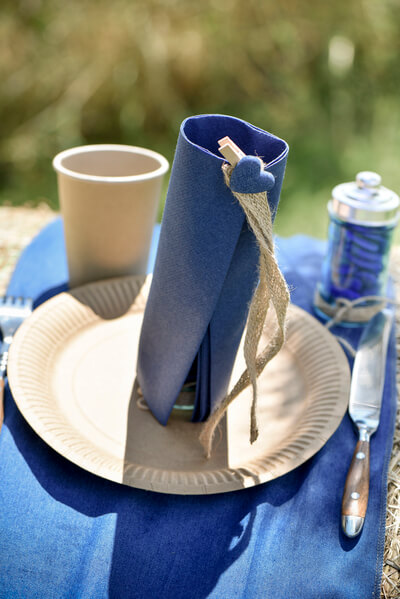 Pliage de serviette avec ruban en jute