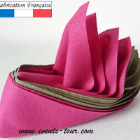 Pliage de serviette bateau fuchsia